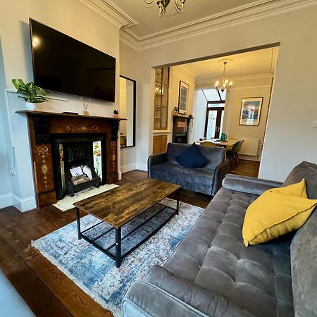 Large Citycentre Townhouse & Hot Tub, Pool Table And Offroad Parking Cardiff Exterior photo