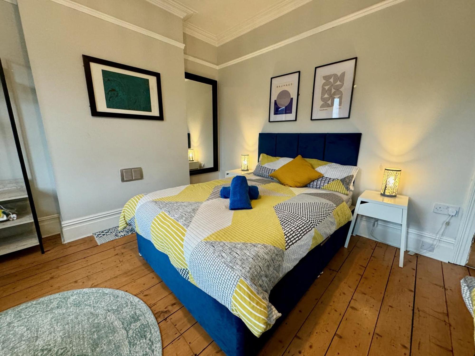 Large Citycentre Townhouse & Hot Tub, Pool Table And Offroad Parking Cardiff Exterior photo