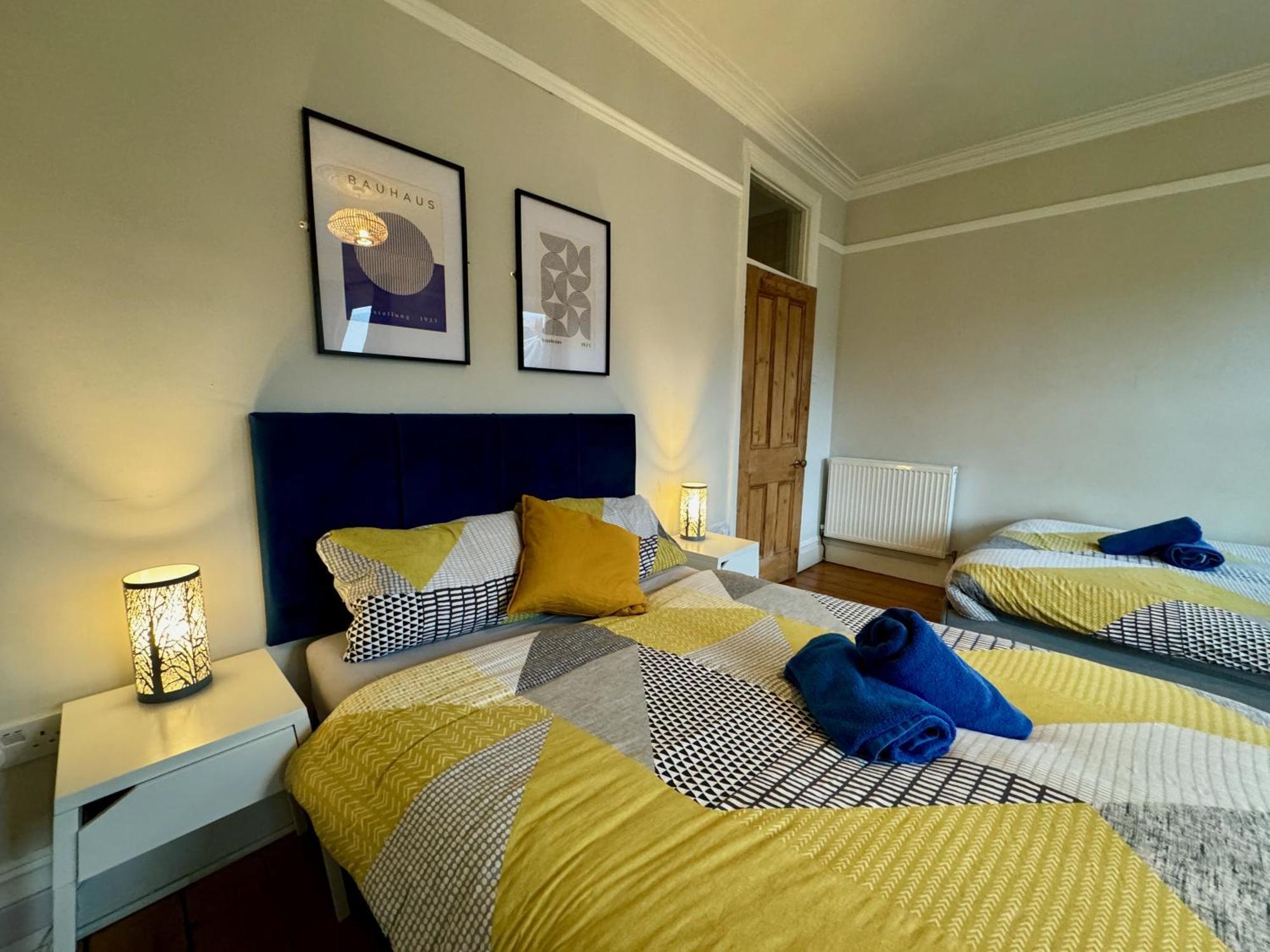 Large Citycentre Townhouse & Hot Tub, Pool Table And Offroad Parking Cardiff Exterior photo