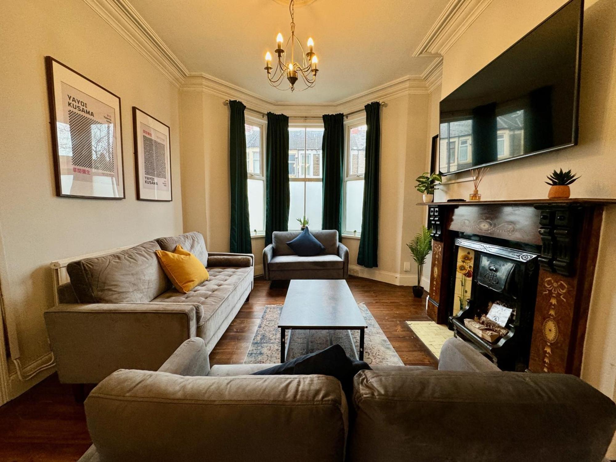 Large Citycentre Townhouse & Hot Tub, Pool Table And Offroad Parking Cardiff Exterior photo
