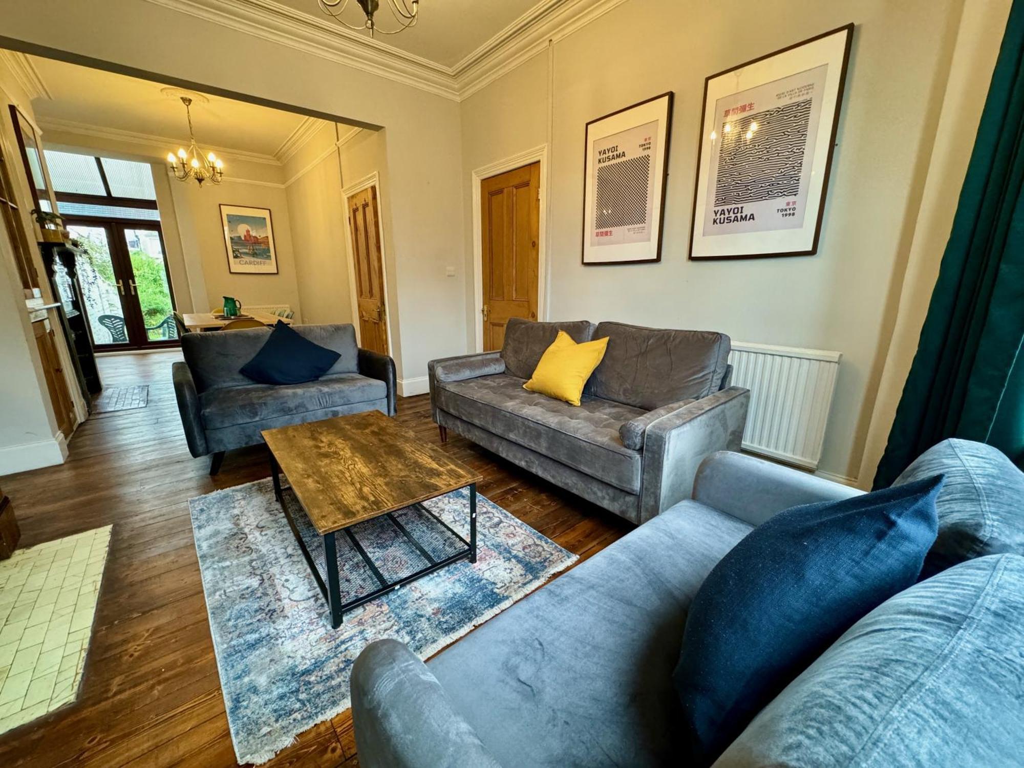 Large Citycentre Townhouse & Hot Tub, Pool Table And Offroad Parking Cardiff Exterior photo