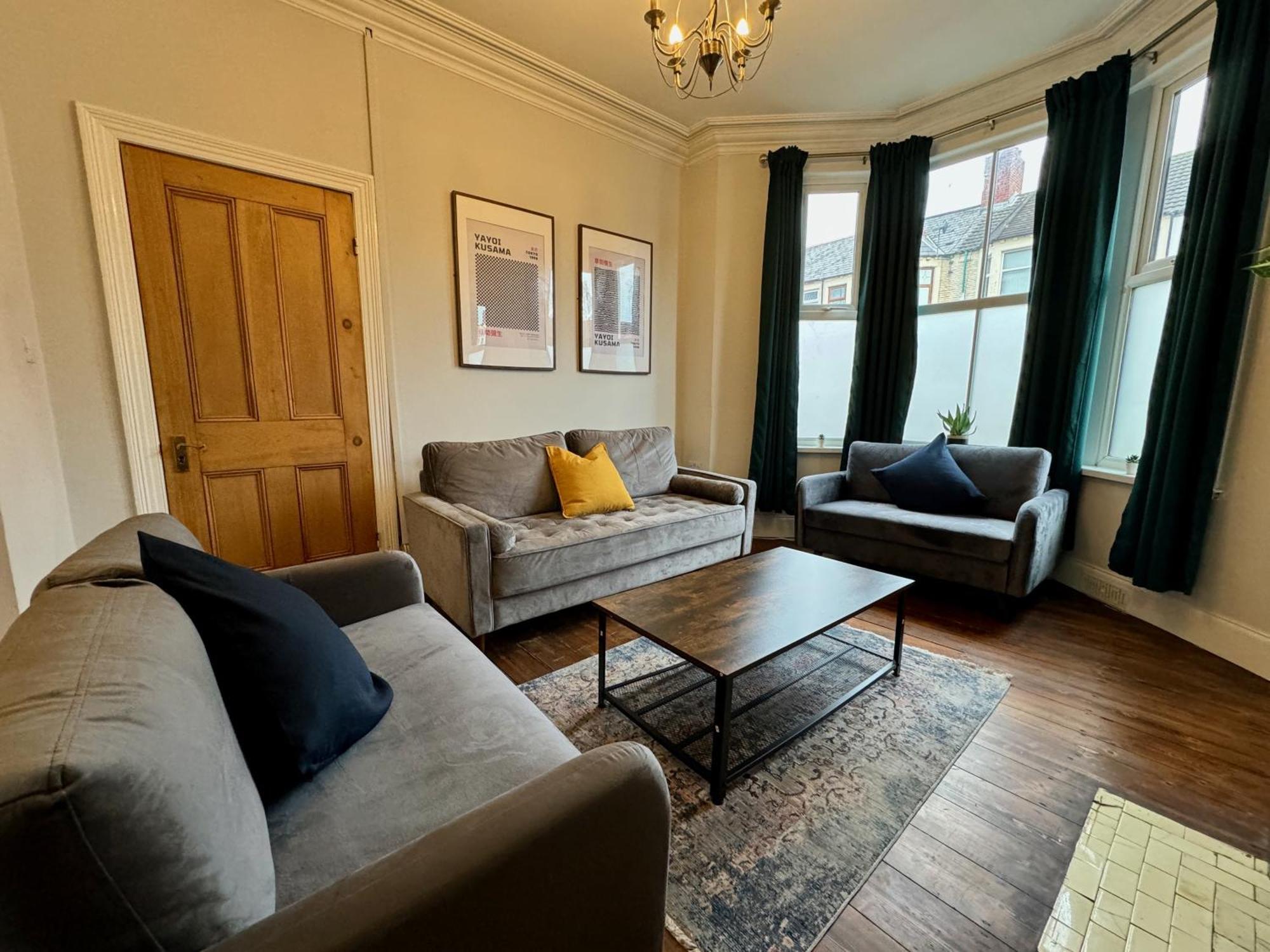 Large Citycentre Townhouse & Hot Tub, Pool Table And Offroad Parking Cardiff Exterior photo