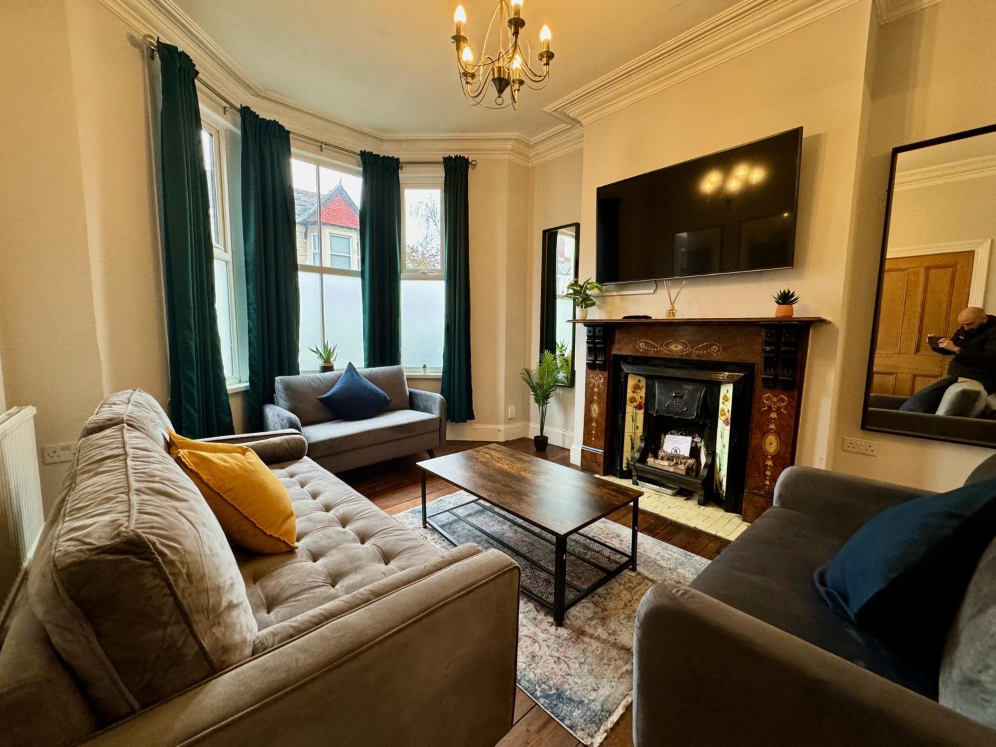 Large Citycentre Townhouse & Hot Tub, Pool Table And Offroad Parking Cardiff Exterior photo