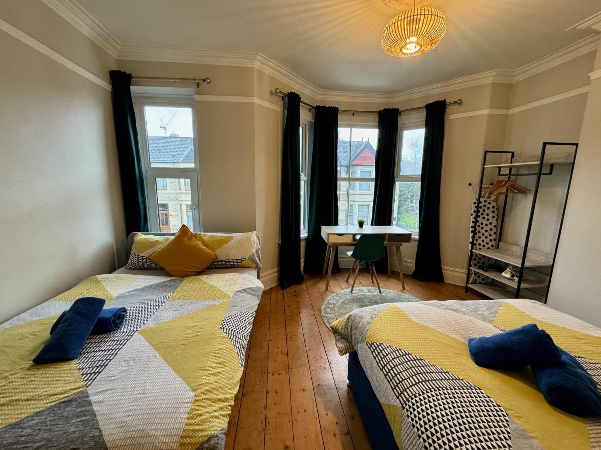Large Citycentre Townhouse & Hot Tub, Pool Table And Offroad Parking Cardiff Exterior photo