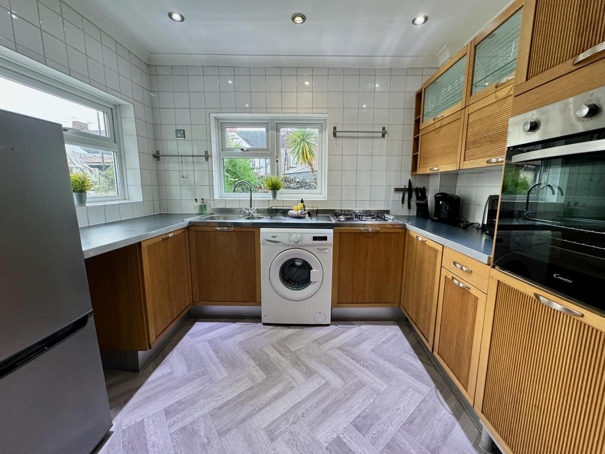 Large Citycentre Townhouse & Hot Tub, Pool Table And Offroad Parking Cardiff Exterior photo