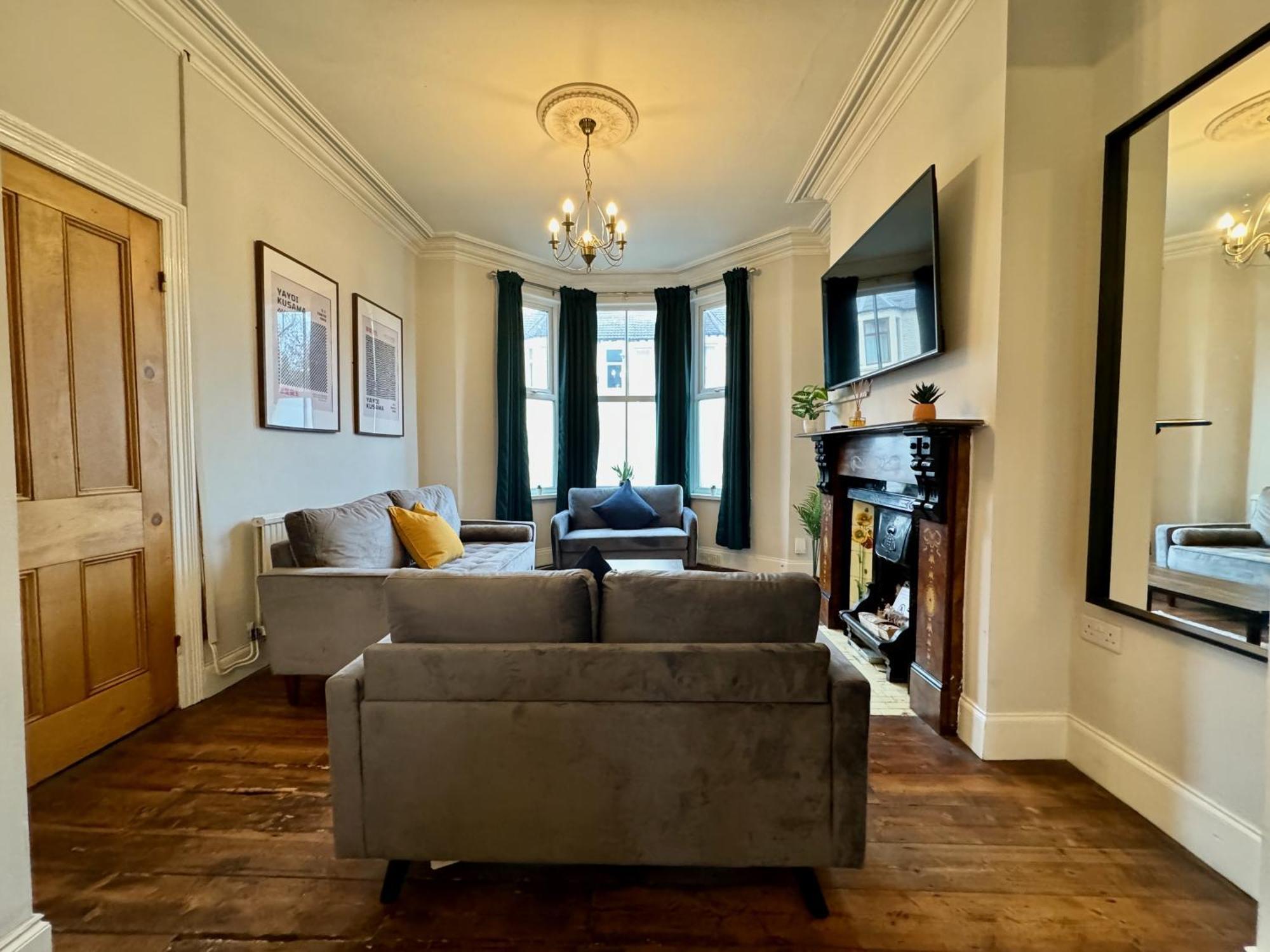 Large Citycentre Townhouse & Hot Tub, Pool Table And Offroad Parking Cardiff Exterior photo